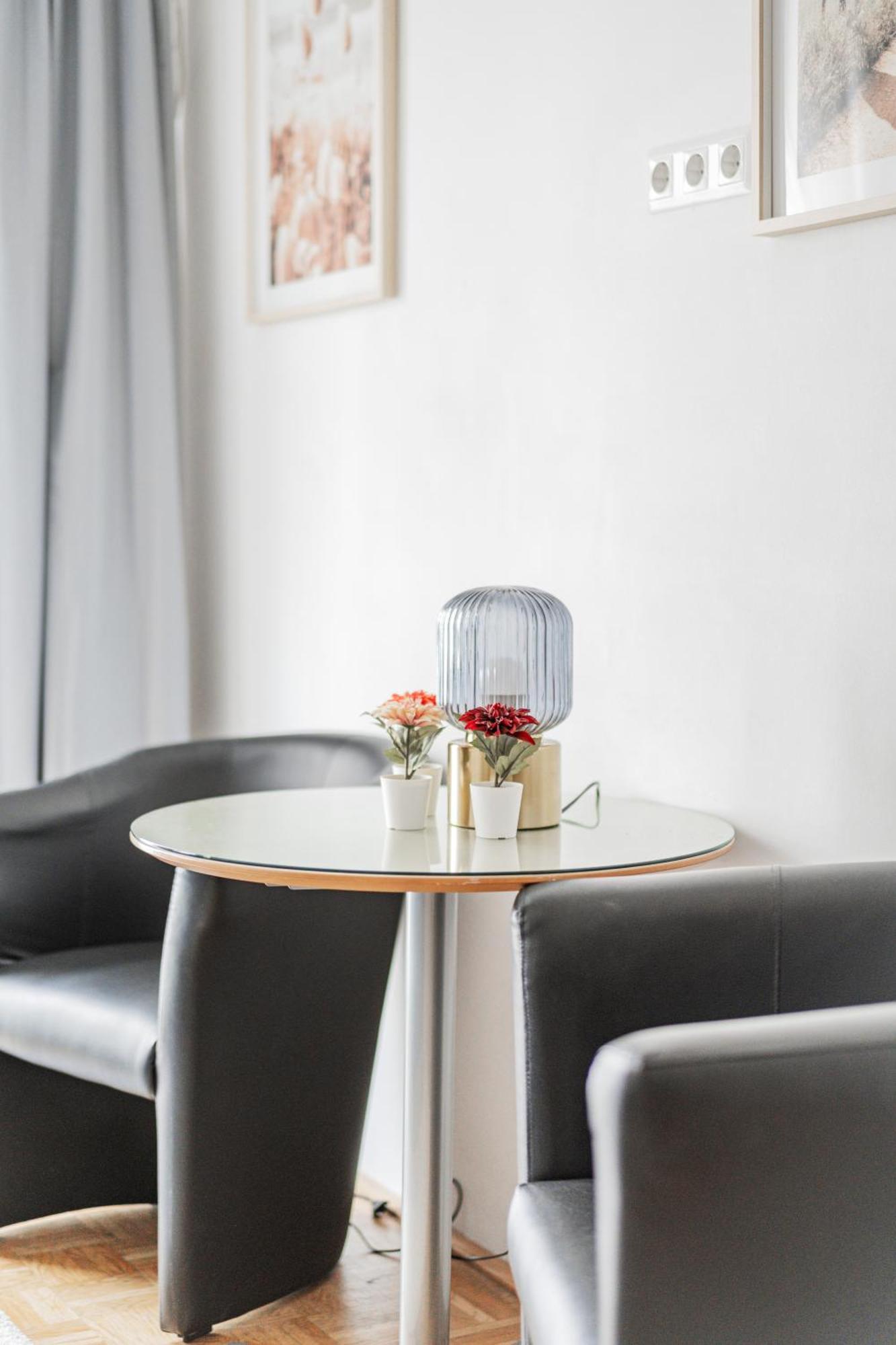 Appartamento Studio Next To Karlskirche #17 Vienna Esterno foto